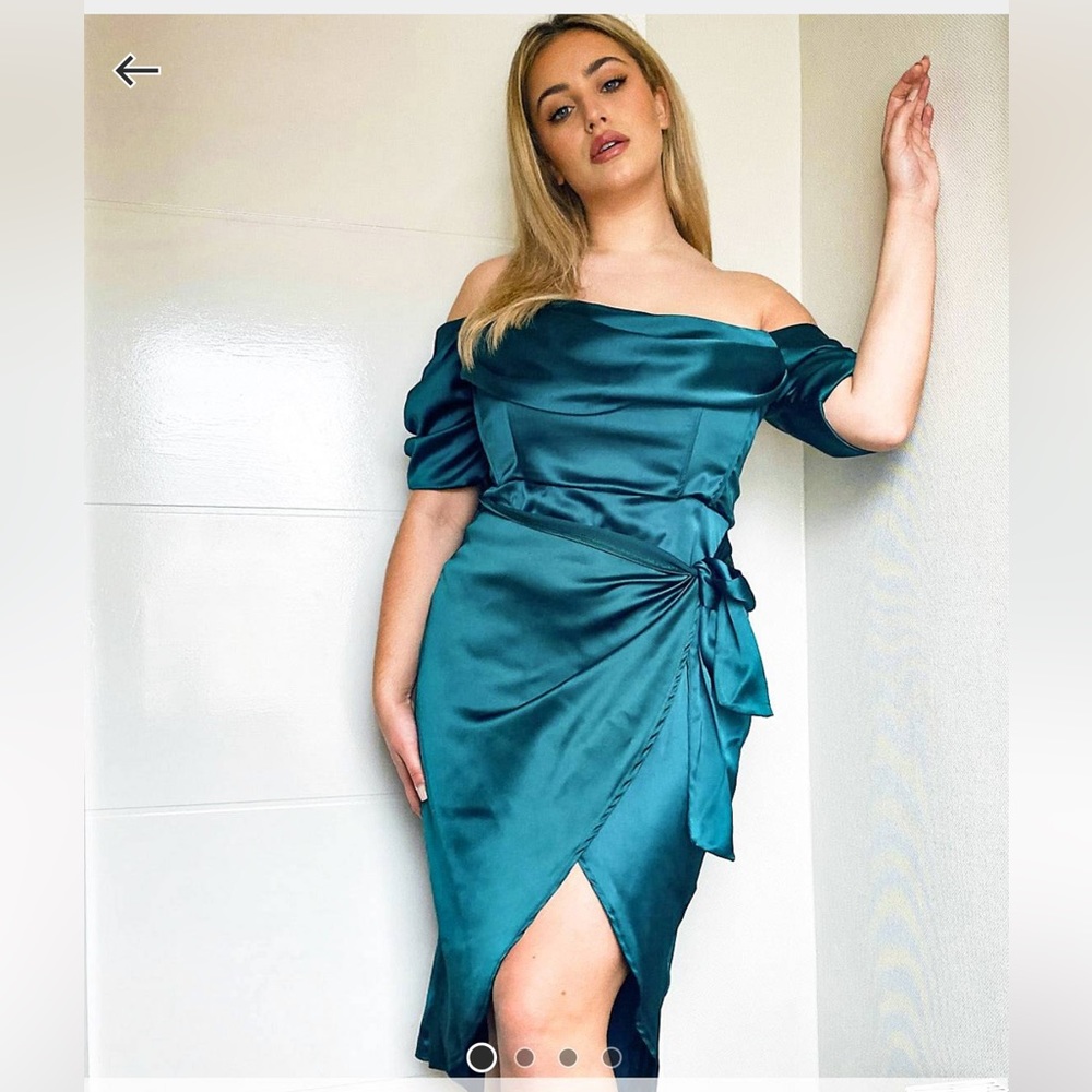 Off-shoulder rushed midi dress with thigh slit in emerald green
